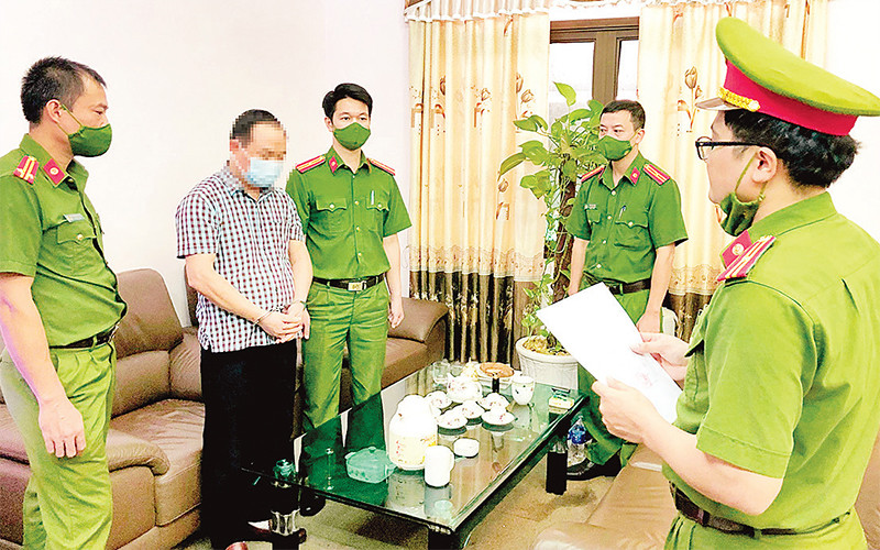 Cơ quan Cảnh sát điều tra Công an tỉnh Tuyên Quang đọc quyết định khởi tố bị can trong vụ án lợi dụng chức vụ, quyền hạn trong khi thi hành công vụ xảy ra tại Công ty Cổ phần Dịch vụ Môi trường và Quản lý đô thị Tuyên Quang, tháng 10/2021. (Ảnh BỘ CÔNG AN) Cơ quan Cảnh sát điều tra Công an tỉnh Tuyên Quang đọc quyết định khởi tố bị can trong vụ án lợi dụng chức vụ, quyền hạn trong khi thi hành công vụ xảy ra tại Công ty Cổ phần Dịch vụ Môi trường và Quản lý đô thị Tuyên Quang, tháng 10/2021. (Ảnh BỘ CÔNG AN)