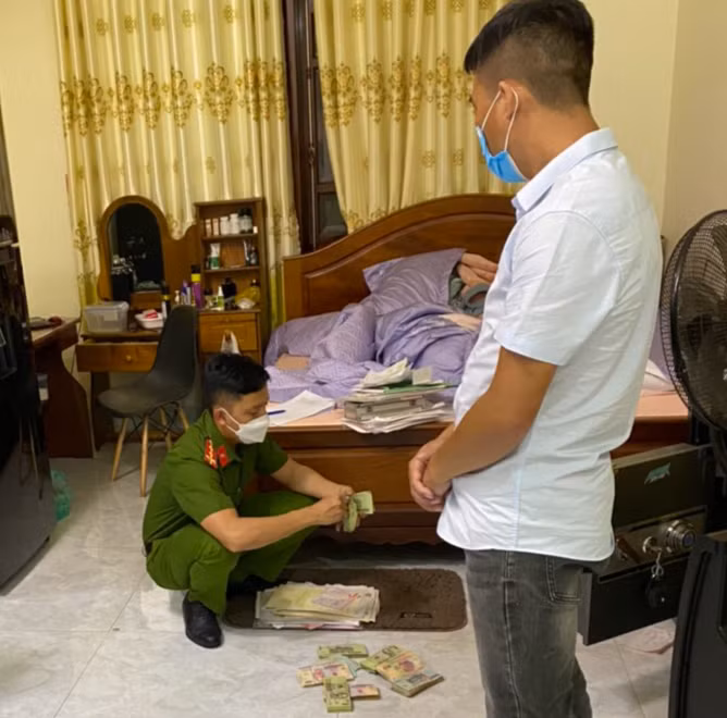 Khám xét nơi ở của Long, cơ quan điều tra thu giữ 200 triệu đồng. Ảnh công an cung cấp