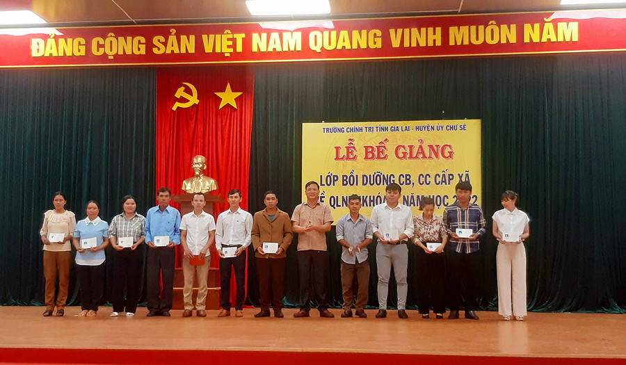  Trao giấy chứng nhận hoàn thành khóa học cho các học viên. Ảnh: Anh Quân
