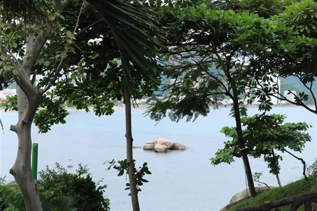 Một góc nhìn ra vịnh Nha Trang ở thắng cảnh Hòn Chồng. Ảnh: Tiên Minh/TTXVN