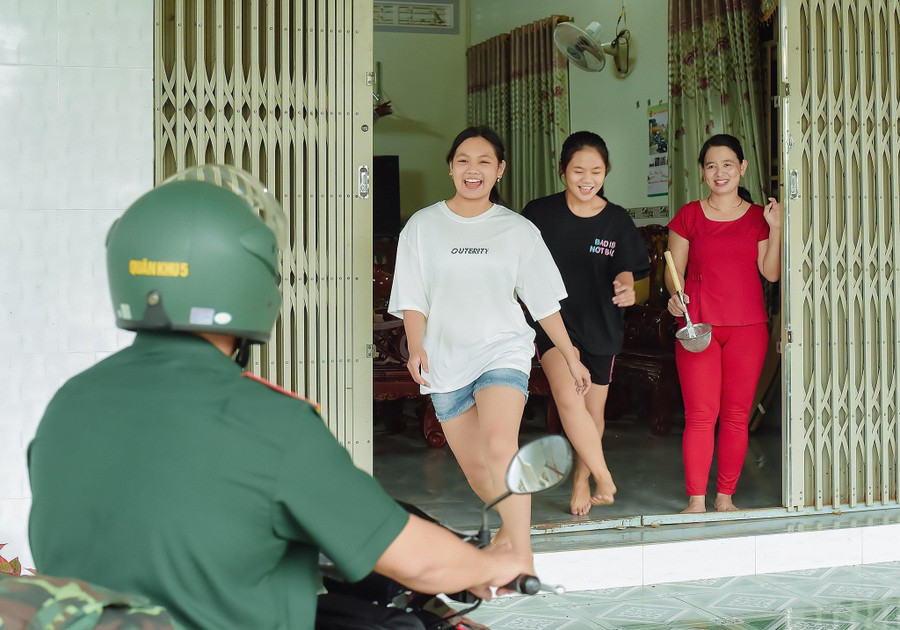 "A bố về" là khoảnh khắc hạnh phúc của sự đoàn tụ sau bao ngày xa cách. Ảnh: NVCC