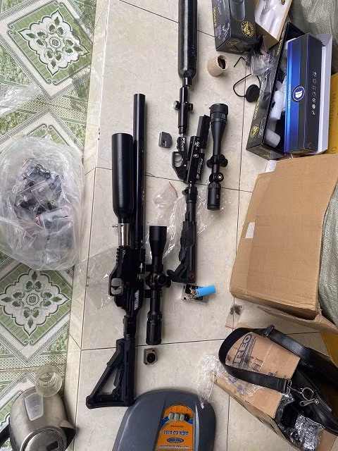 Số linh kiện bị thu giữ có thể lắp ráp khoảng 200 khẩu súng săn. Số linh kiện bị thu giữ có thể lắp ráp khoảng 200 khẩu súng săn.