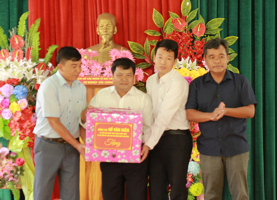 Bí thư Tỉnh ủy Hồ Văn Niên tặng quà cho hệ thống chính trị xã Kon Pne. Ảnh: Tấn Linh