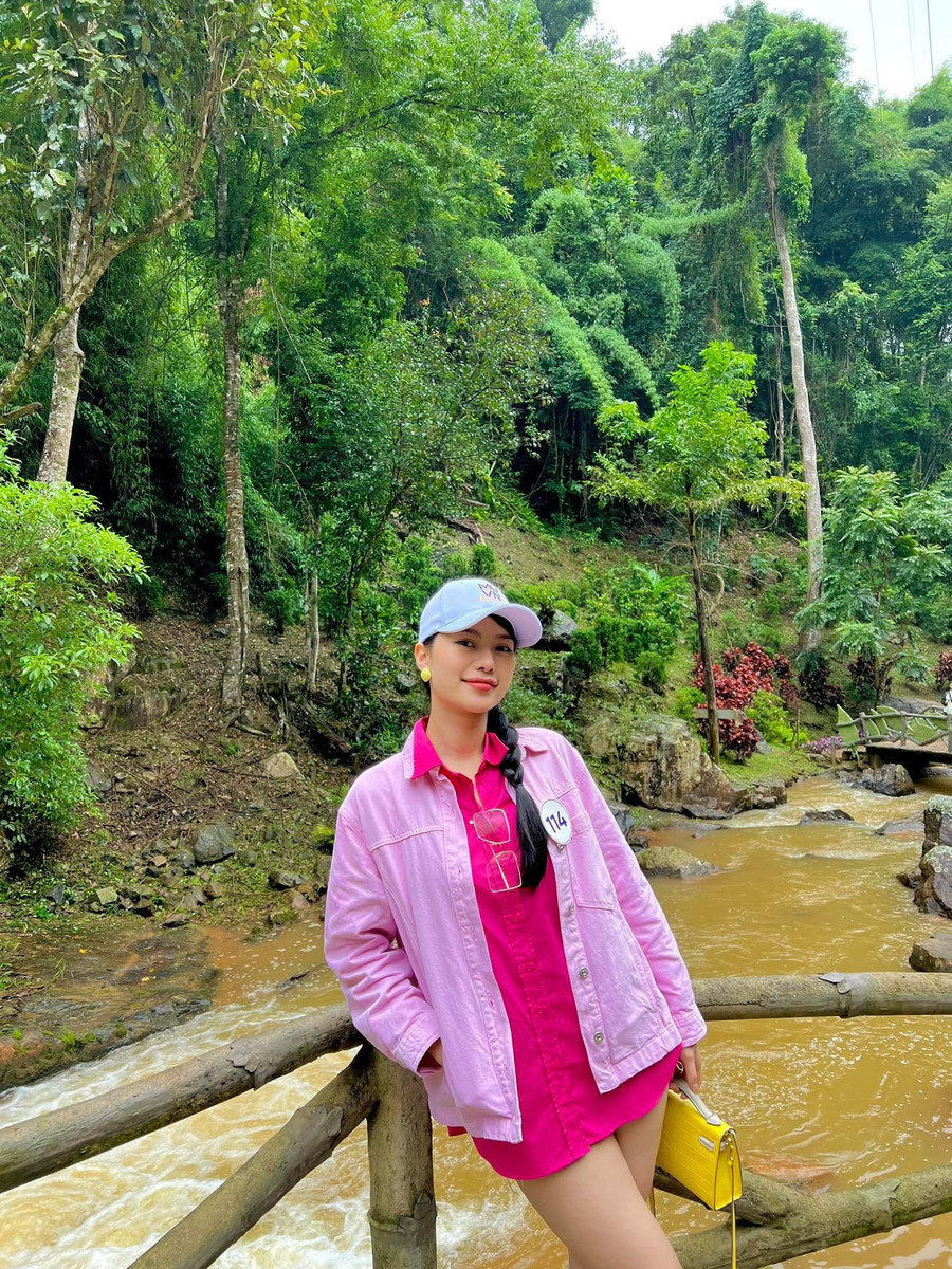“Nhưng tôi luôn cho rằng mình là duy nhất và là phiên bản độc nhất trên cuộc đời này, tôi không muốn trở thành bản photocopy và cũng không muốn mình bắt chước giống bất kỳ ai. Nếu có thì tôi chỉ muốn trở thành phiên bản giống như những tiêu chuẩn mà Nhung đã đặt ra cho chính bản thân mình”, cô bộc bạch