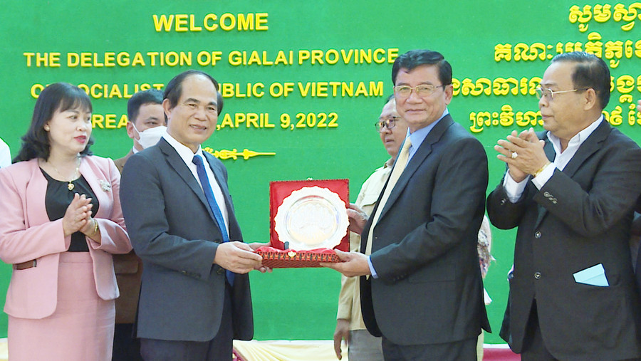 Lãnh đạo tỉnh Preah Vi Hear (thứ 2 từ phải sang) tặng quà cho Chủ tịch UBND tỉnh Gia Lai Võ Ngọc Thành. Ảnh: Đoàn Bình Tỉnh Gia Lai và tỉnh Ratanakiri (Vương quốc Campuchia) tổ chức hội nghị trực tuyến sơ kết chương trình hợp tác năm 2021 và đề ra phương hướng giai đoạn 2022-2025. Ảnh: Vĩnh Hoàng