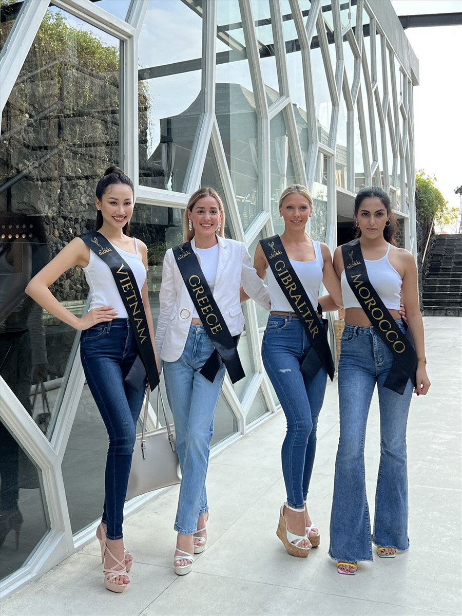 Đoàn Hồng Trang chụp ảnh cùng bạn bè quốc tế. Ảnh: Leading Stars