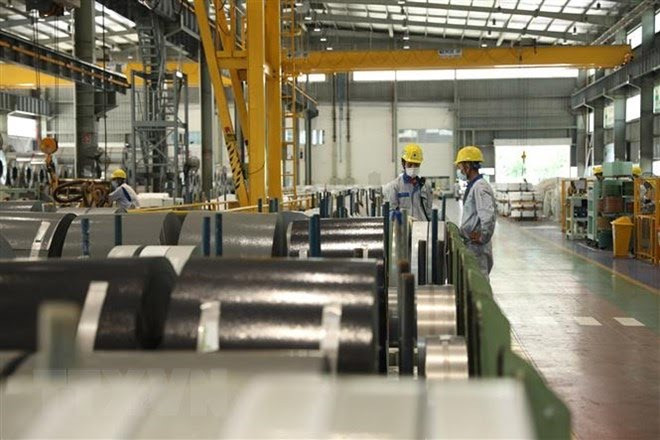Sản xuất thép cuộn xuất khẩu tại Khu công nghiệp đô thị VSIP Hải Phòng. (Ảnh: Danh Lam/TTXVN)