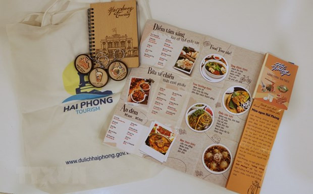 Bộ quà tặng xinh xắn Sở Du lịch Hải Phòng chuẩn bị để tặng cho du khách. Ảnh: Minh Thu/TTXVN