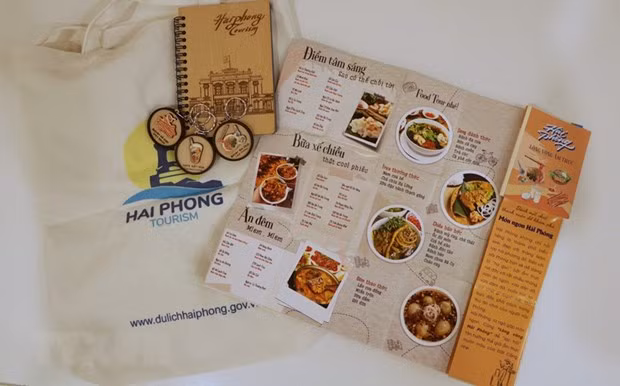 Bộ quà tặng xinh xắn Sở Du lịch Hải Phòng chuẩn bị để tặng cho du khách. Ảnh: Minh Thu/TTXVN