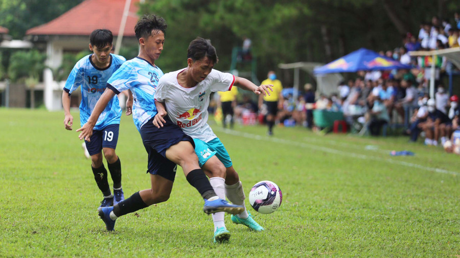 U17 HAGL (bìa phải) vẫn chưa thể giành chiến thắng trước U17 Bình Định. Ảnh: Văn Ngọc