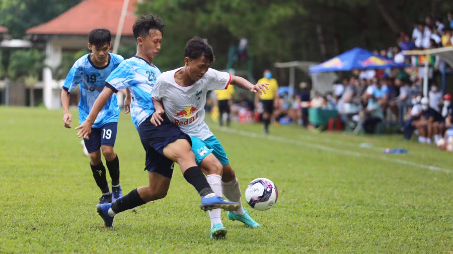 U17 HAGL (bìa phải) vẫn chưa thể giành chiến thắng trước U17 Bình Định. Ảnh: Văn Ngọc