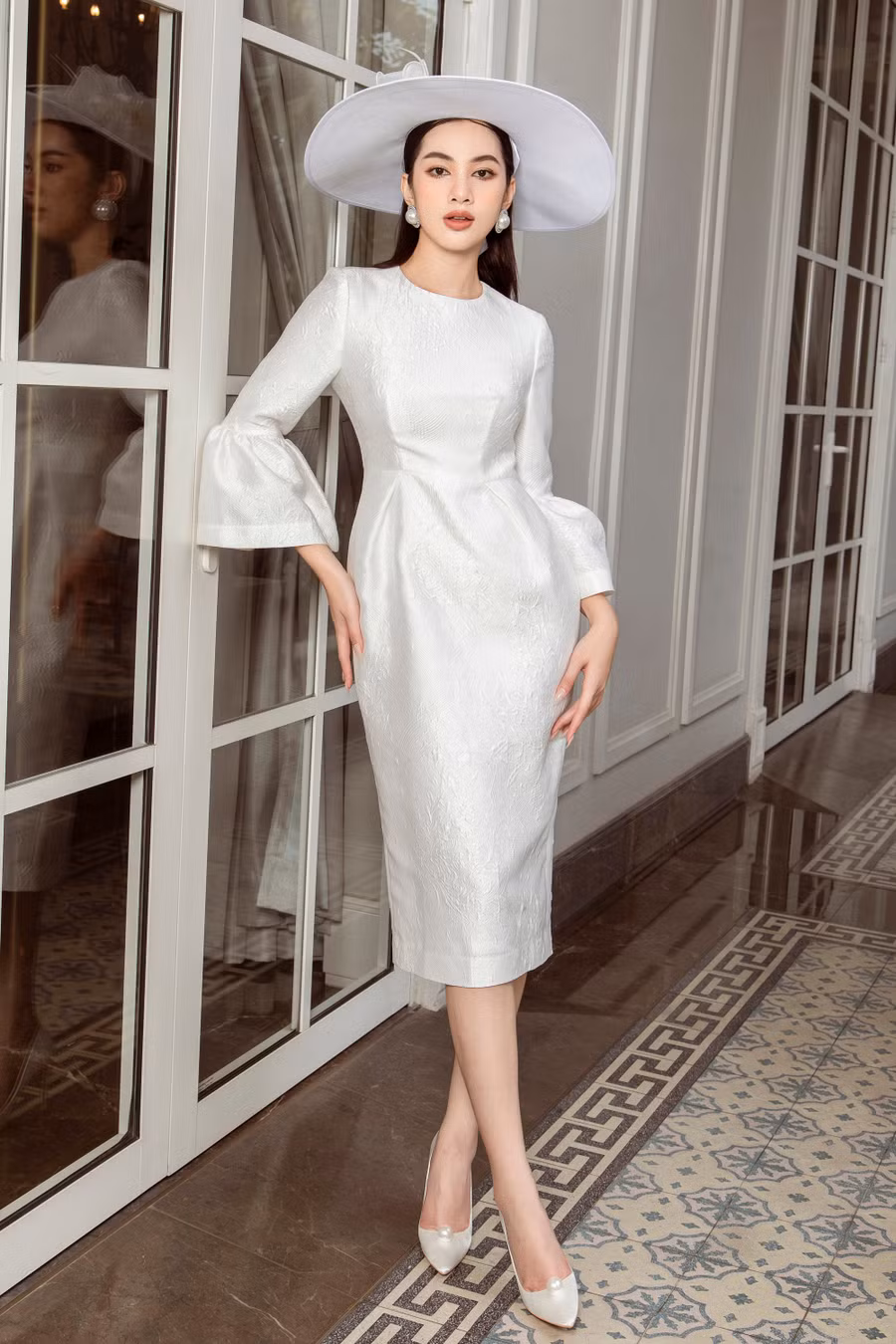 Các mẫu trang phục màu trắng trên vải gấm có họa tiết đa dạng ẩn hiện trên bề mặt vải. Đỗ Mạnh Cường đặt dệt riêng để chất liệu có được độ mỏng vừa phải phù hợp với khí hậu mùa hè Việt Nam.