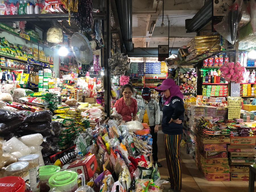 Các tiểu thương tại Trung tâm Thương mại thị xã An Khê phấn khởi khi việc buôn bán sau dịch Covid-19 đã dẫn trở lại bình thường như trước. Ảnh: Ngọc Minh