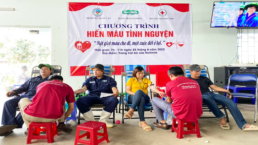 Lãnh đạo, công nhân, người lao động Trang trại Bò sữa Nutimilk tham gia hiến máu tình nguyện. Ảnh: Hồng Ngọc Đông đảo Lãnh đạo, công nhân, người lao động Trang trại Bò sữa Nutimilk tham gia HMTN. Ảnh: Hồng Ngọc