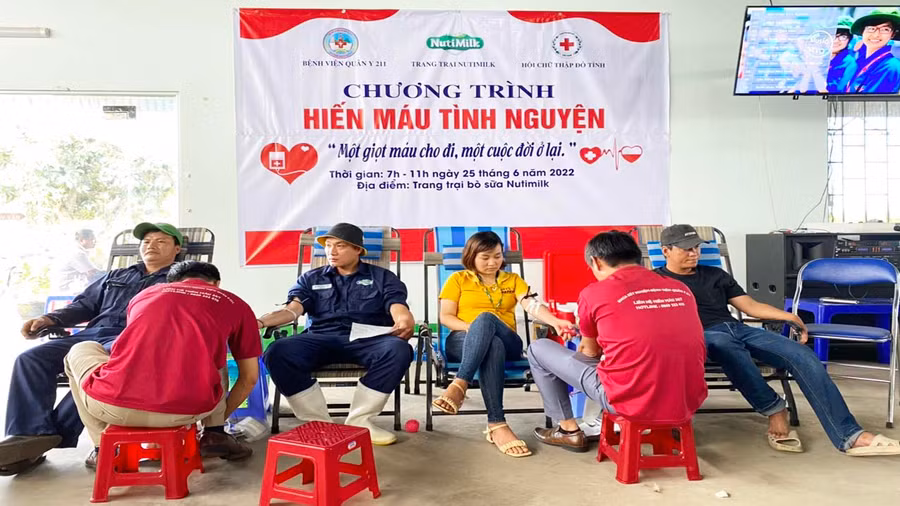 Đông đảo Lãnh đạo, công nhân, người lao động Trang trại Bò sữa Nutimilk tham gia HMTN. Ảnh: Hồng Ngọc