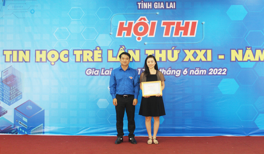 Anh Đỗ Duy Nam-Phó Bí thư Tỉnh Đoàn trao giải nhất toàn đoàn cho đại diện đơn vị Thành Đoàn Pleiku. Ảnh: Phan Lài Anh Đỗ Duy Nam-Phó Bí thư Tỉnh Đoàn trao giải nhất toàn đoàn cho đại diện đơn vị Thành Đoàn Pleiku. Ảnh: Phan Lài