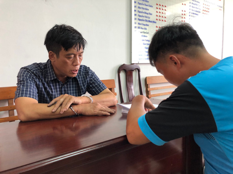 Hồng (bìa trái) tại cơ quan công an. Ảnh: CTV Hồng (bìa trái) tại cơ quan công an. Ảnh: CTV