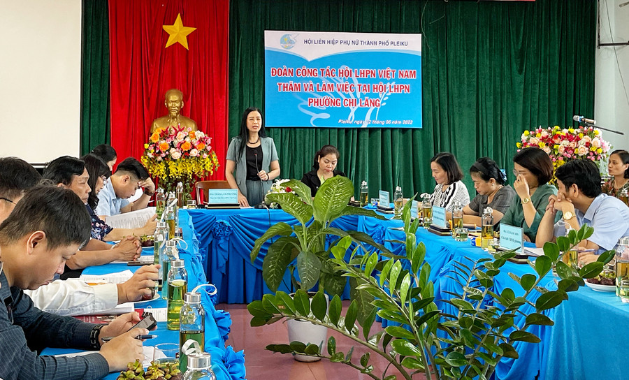 Quang cảnh buổi làm việc với Hội LHPN phường Chi Lăng, TP. Pleiku. Ảnh: Minh Châu