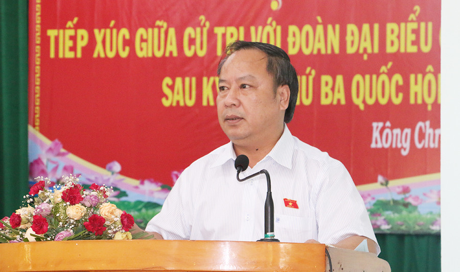 Phó Bí thư Thường trực Tỉnh ủy, Trưởng đoàn đại biểu Quốc hội tỉnh Châu Ngọc Tuấn phát biểu tại buổi tiếp xúc cử tri. Ảnh: Quang Tấn