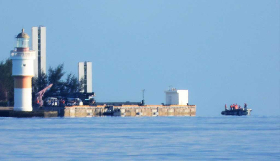 Quân nhân Trung Quốc trên xuồng thay quân ở Gạc Ma. Ảnh: Thanh Niên