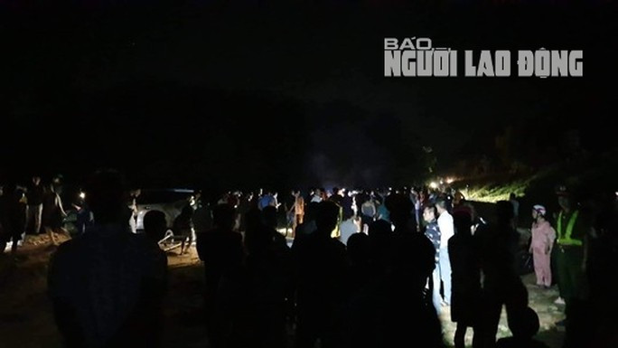  Hàng trăm người dân trắng đêm theo dõi việc tìm kiếm