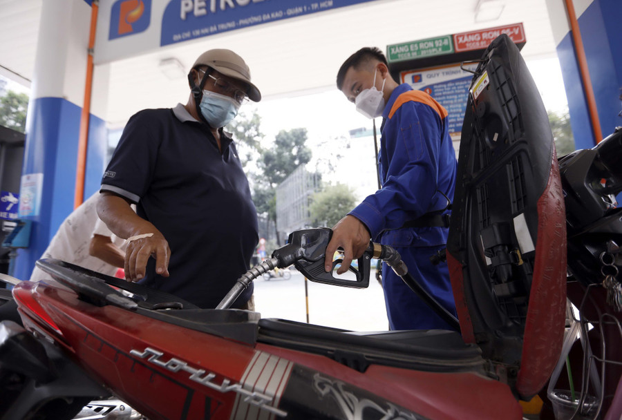 Bộ Tài chính dự kiến đề xuất giảm tiếp thuế bảo vệ môi trường đối với xăng dầu. Ảnh: Ngọc Dương Bộ Tài chính dự kiến đề xuất giảm tiếp thuế bảo vệ môi trường đối với xăng dầu. Ảnh: Ngọc Dương