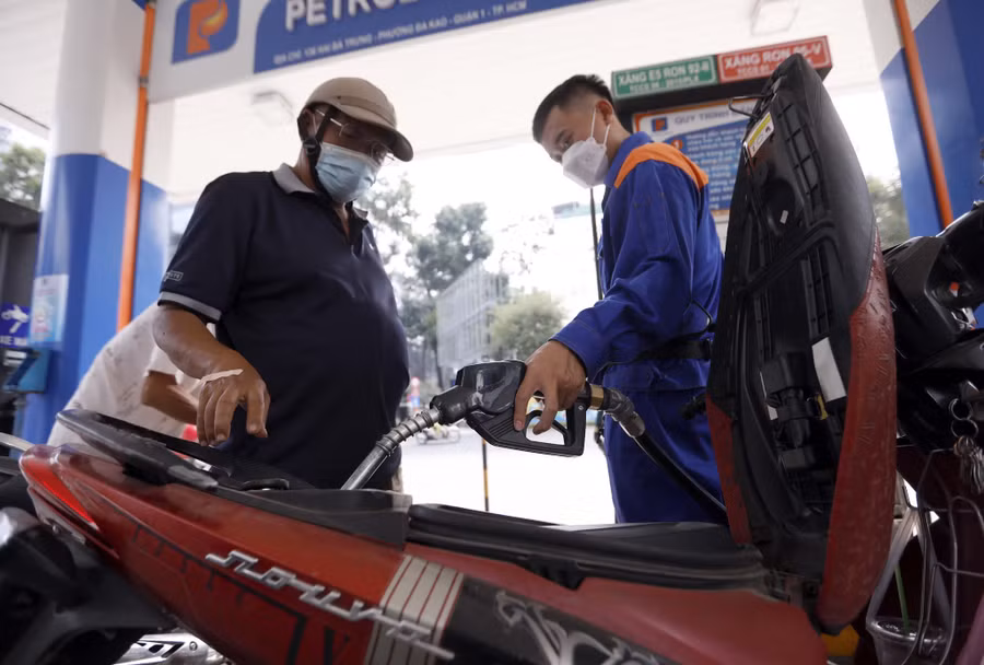 Bộ Tài chính dự kiến đề xuất giảm tiếp thuế bảo vệ môi trường đối với xăng dầu. Ảnh: Ngọc Dương