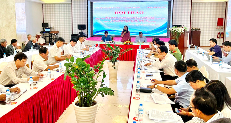 Quang cảnh hội thảo. Ảnh: Đinh Yến Lãnh đạo Ban Dân vận Trung ương, Ủy ban Dân tộc, UBND tỉnh Gia Lai, các sở, ngành, người có uy tín trao đổi bên lề Hội thảo. Ảnh: Đinh Yến