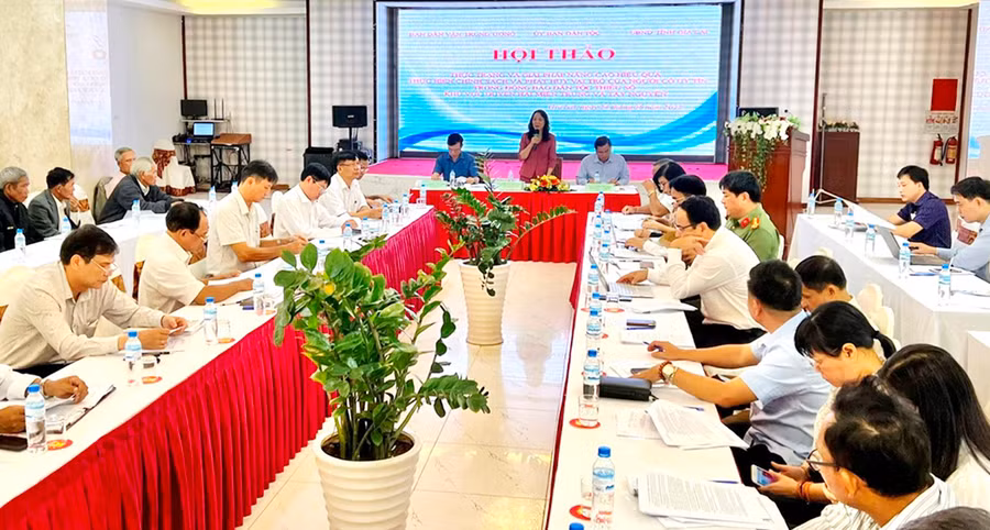  Lãnh đạo Ban Dân vận Trung ương, Ủy ban Dân tộc, UBND tỉnh Gia Lai, các sở, ngành, người có uy tín trao đổi bên lề Hội thảo. Ảnh: Đinh Yến