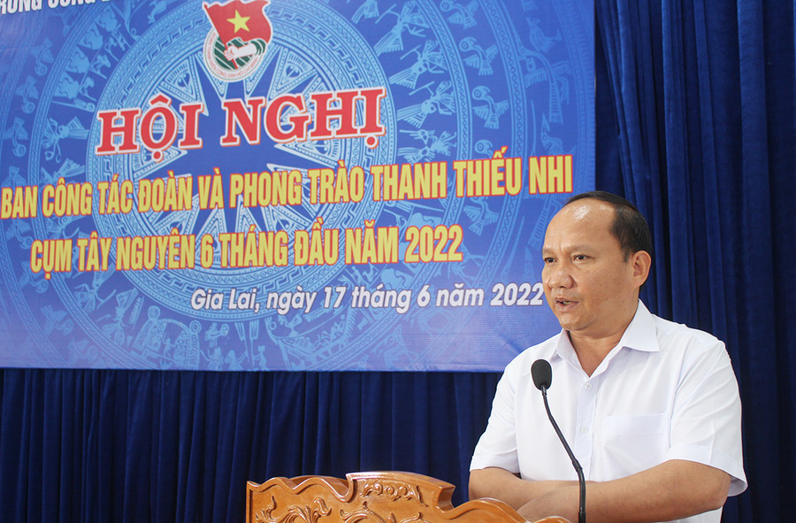 Phó Bí thư Tỉnh ủy Rah Lan Chung phát biểu tại hội nghị giao ban công tác Đoàn và phong trào thanh thiếu nhi cụm Tây Nguyên 6 tháng đầu năm. Ảnh: Phan Lài