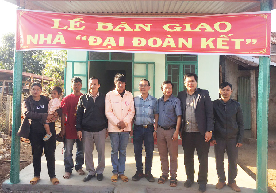 Ủy ban MTTQ Việt Nam huyện Mang Yang trao nhà “Đại đoàn kết” cho hộ nghèo DTTS khó khăn về nhà ở tại xã Lơ Pang. Ảnh: Thanh Nhật Ủy ban MTTQ Việt Nam huyện Mang Yang trao nhà “Đại đoàn kết” cho hộ nghèo DTTS khó khăn về nhà ở tại xã Lơ Pang. Ảnh: Thanh Nhật