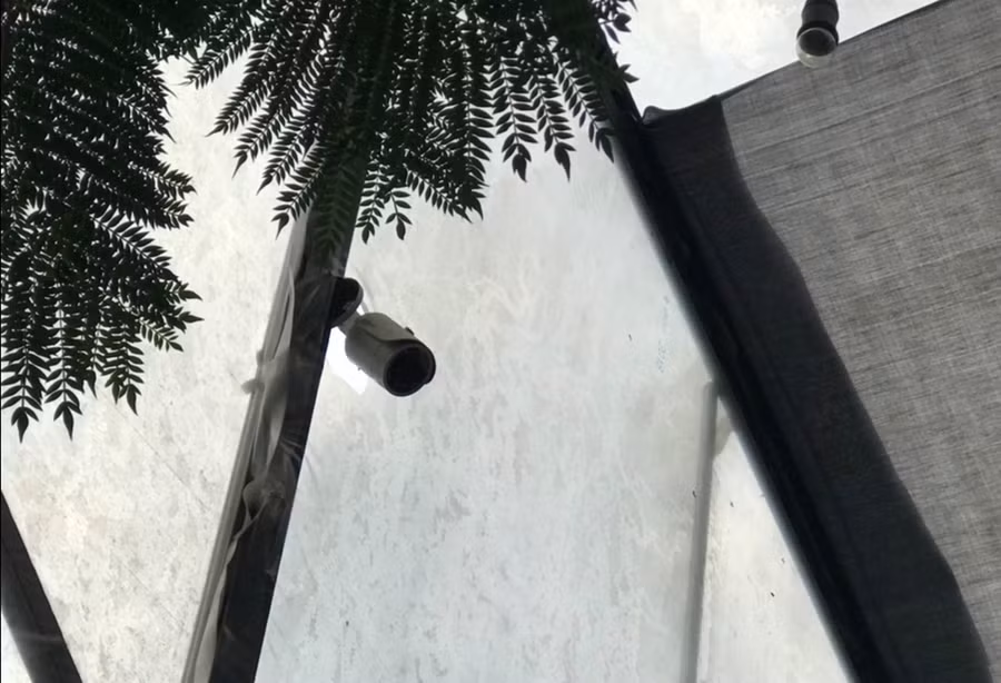 Camera lắp giữa phòng ngủ tập thể ở cơ sở lưu trú. Ảnh: A.T