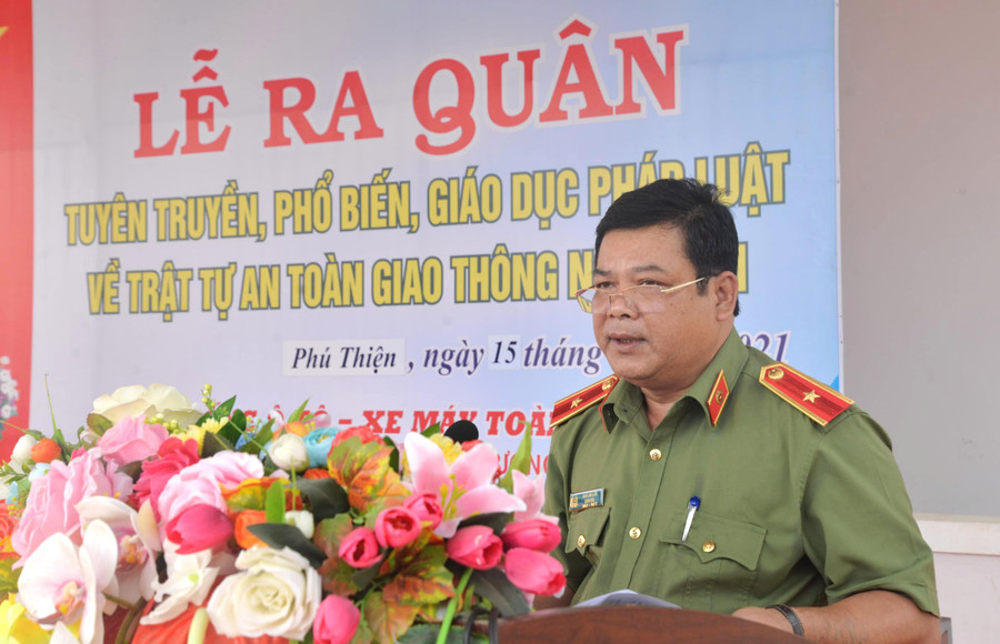Thiếu tướng Rah Lan Lâm-Giám đốc Công an tỉnh phát biểu chỉ đạo tại Lễ ra quân tuyên truyền pháp luật tại huyện Phú Thiện. Ảnh: Hữu Trường