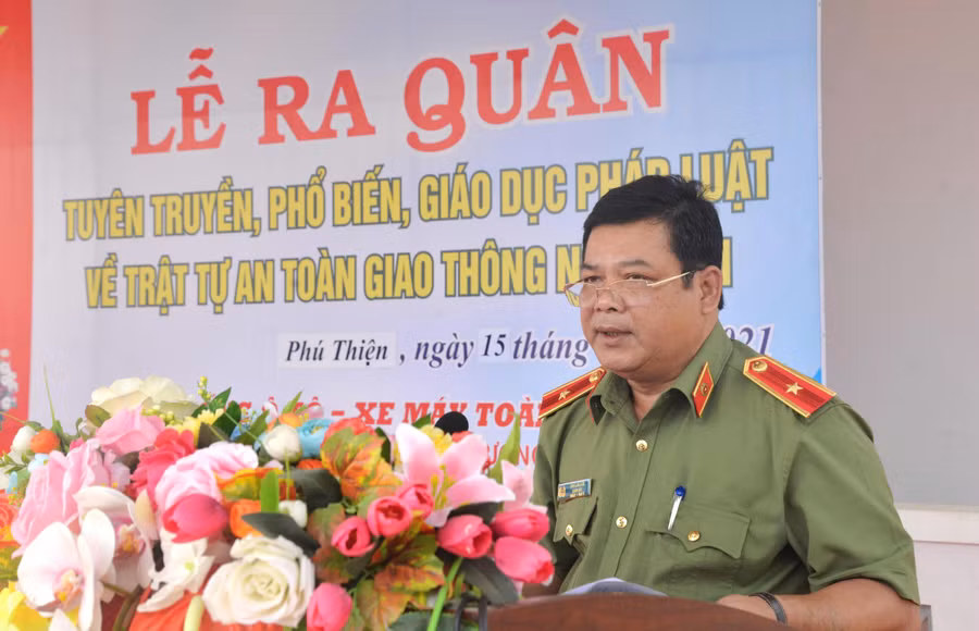Thiếu tướng Rah Lan Lâm-Giám đốc Công an tỉnh phát biểu chỉ đạo tại Lễ ra quân tuyên truyền pháp luật tại huyện Phú Thiện. Ảnh: Hữu Trường