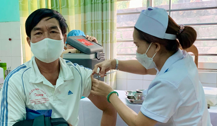  Ban Chỉ đạo phòng-chống dịch Covid-19 của tỉnh chỉ đạo tiếp tục triển khai thực hiện các biện pháp để phòng- chống dịch trong tình hình mới và đẩy nhanh tiến độ tiêm vắc xin phòng Covid-19 trên địa bàn tỉnh. Ảnh: Như Nguyện