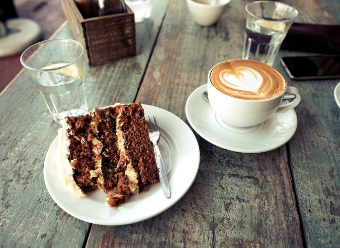 Nếu bạn thường xuyên kết hợp cà phê và món tráng miệng ngọt thì đó là một trong những điều tồi tệ nhất bạn có thể làm với vòng bụng của mình. Ảnh: SHUTTERSTOCK