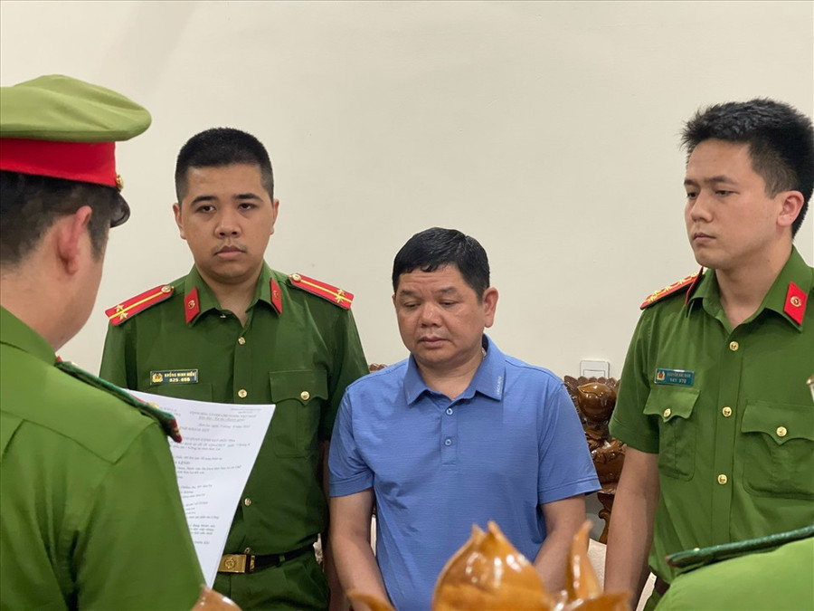 Cơ quan CSĐT đọc lệnh khởi tố, bắt tạm giam Lò Văn Chiến - Trưởng khoa Dược, Bệnh viện Đa khoa tỉnh Sơn La về tội nhận hối lộ trong đấu thầu mua kít test của Công ty Cổ phần Việt Á. Ảnh: Cao Thiên Cơ quan CSĐT đọc lệnh khởi tố, bắt tạm giam Lò Văn Chiến - Trưởng khoa Dược, Bệnh viện Đa khoa tỉnh Sơn La về tội nhận hối lộ trong đấu thầu mua kít test của Công ty Cổ phần Việt Á. Ảnh: Cao Thiên