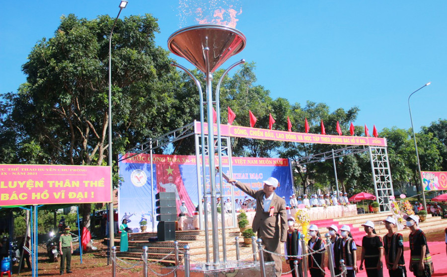 Lãnh đạo huyện Chư Prông tặng hoa, cờ lưu niệm cho các đoàn VĐV tranh tài tại đại hội. Ảnh: Thiên Di