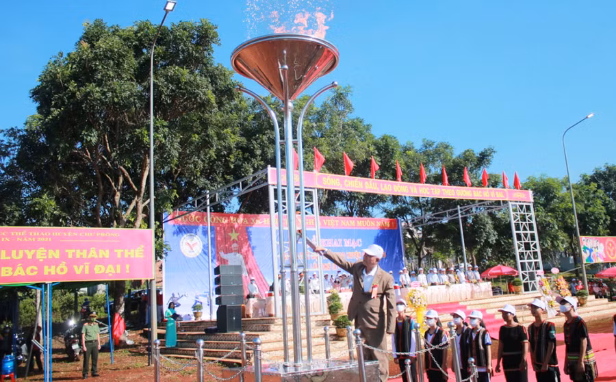 Lãnh đạo huyện Chư Prông tặng hoa, cờ lưu niệm cho các đoàn VĐV tranh tài tại đại hội. Ảnh: Thiên Di