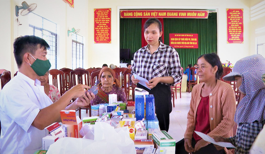 Các y-bác sĩ khám bệnh, cấp phát thuốc miễn phí cho người dân. Ảnh: Thanh Tuyền Cán bộ y-bác sĩ khám bệnh, cấp phát thuốc miễn phí cho nhân dân. Ảnh: Thanh Tuyền
