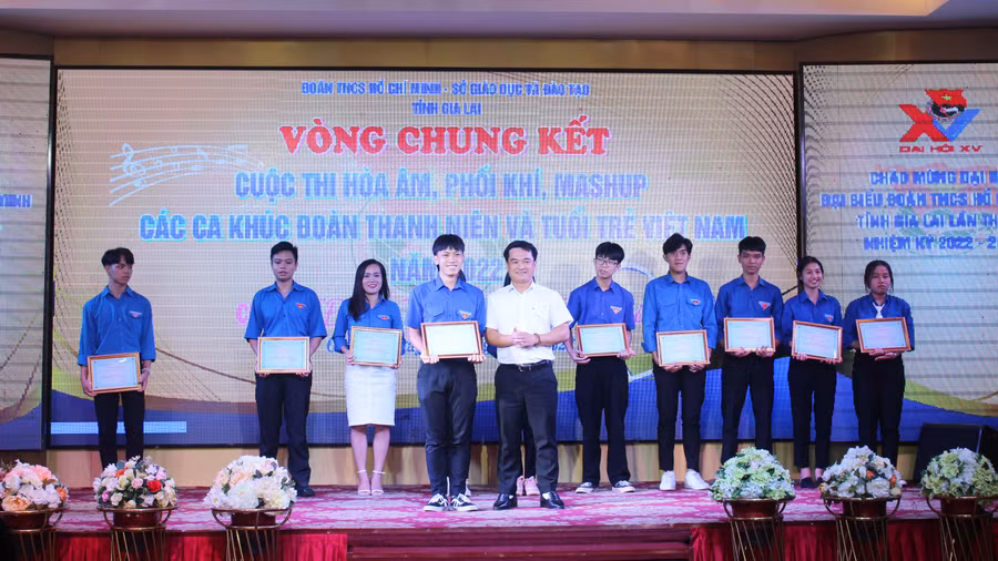 Anh Đỗ Duy Nam (hàng trước, bìa phải) trao giải nhất cho đội thi Đoàn trường THPT Lê Thánh Tông (thị xã Ayun Pa). Ảnh: Phan Lài