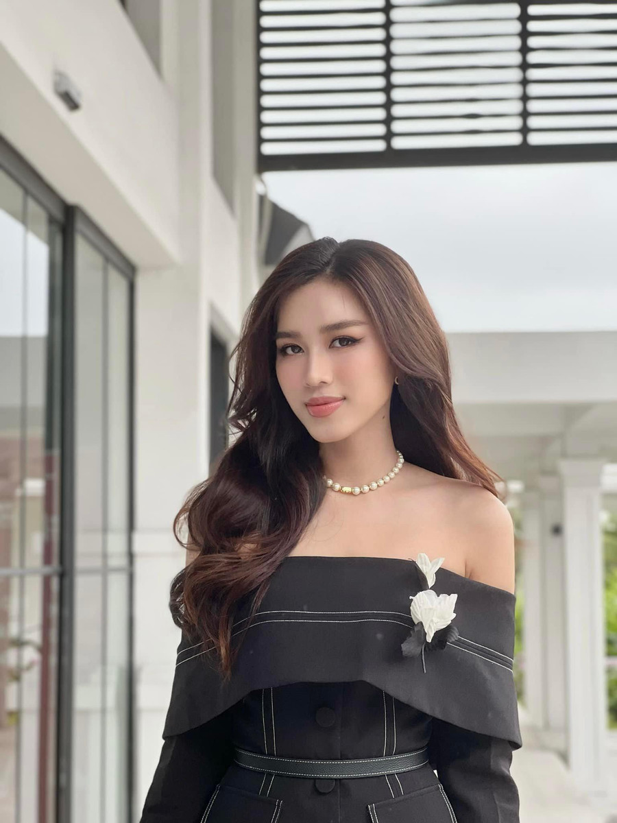 Trong thời gian tham gia cuộc thi Miss World 2021, Hoa hậu Đỗ Thị Hà ưu tiên kiểu tóc xoăn trong mọi bối cảnh và trang phục. 