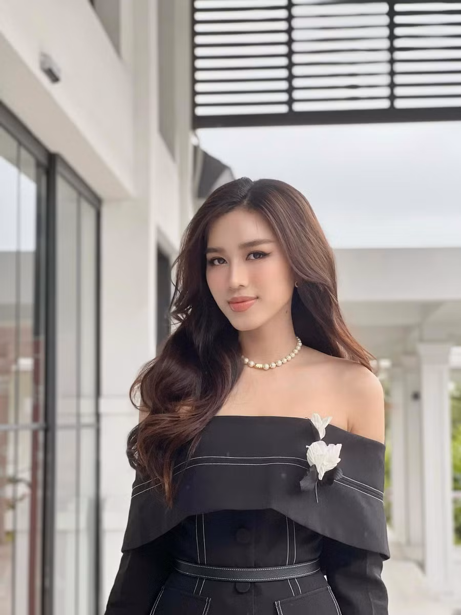 Trong thời gian tham gia cuộc thi Miss World 2021, Hoa hậu Đỗ Thị Hà ưu tiên kiểu tóc xoăn trong mọi bối cảnh và trang phục. 