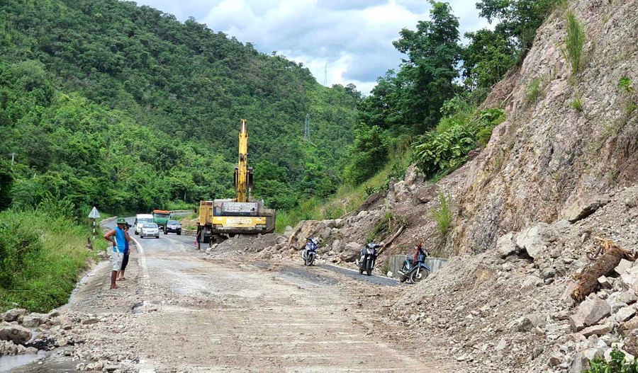 Xử lý điểm sạt lở trên đèo Tô Na (địa phận xã Ia Rsươm, huyện Krông Pa) do mưa lớn gây ra. Ảnh: Lê Hòa