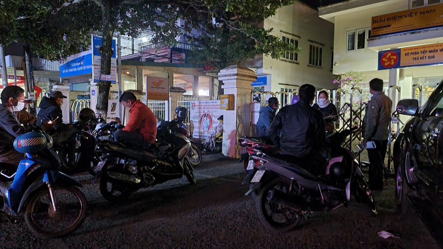 Nhiều người dân muốn nộp hồ sơ để làm giấy chứng nhận quyền sử dụng đất tại huyện Lâm Hà phải chờ từ 3 giờ sáng.