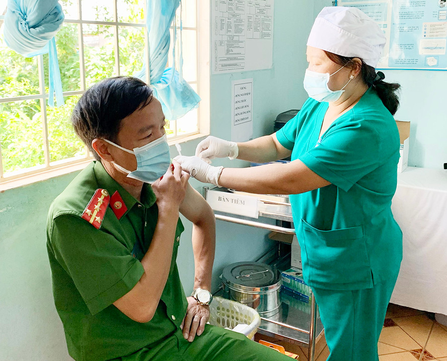  Nhân viên y tế phường Phù Đổng, TP. Pleiku tiêm vắc xin phòng Covid-19 cho người dân. Ảnh: Như Nguyện