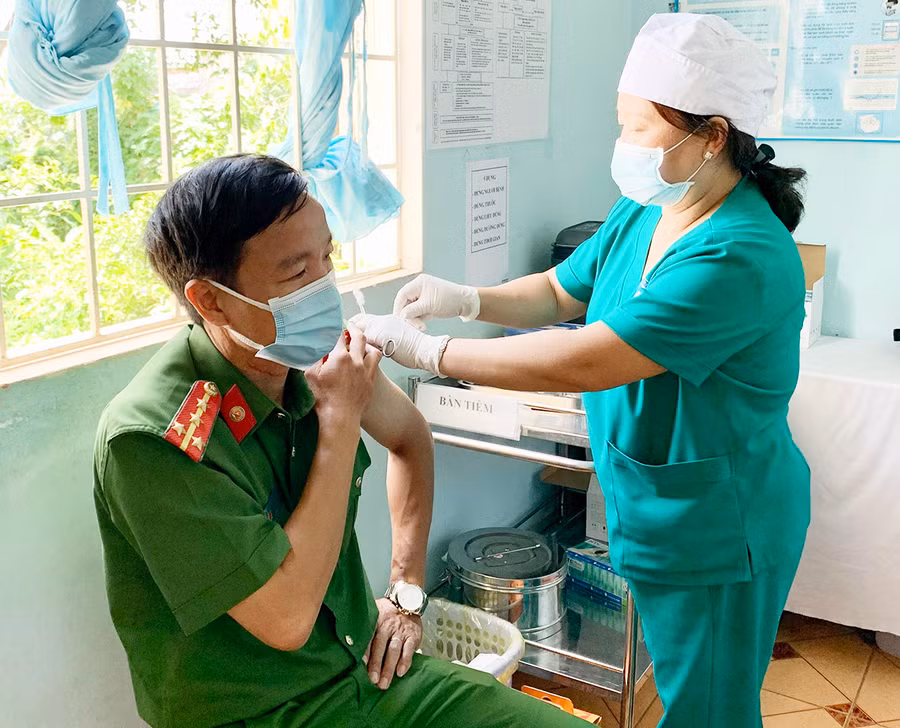  Nhân viên y tế phường Phù Đổng, TP. Pleiku tiêm vắc xin phòng Covid-19 cho người dân. Ảnh: Như Nguyện