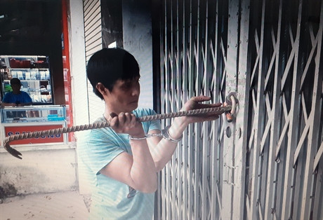 Đối tượng Nhân thực nghiệm hành vi trộm cắp. Ảnh: HA