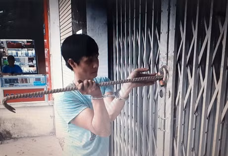 Đối tượng Nhân thực nghiệm hành vi trộm cắp. Ảnh: HA