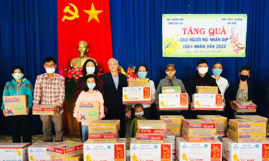  Hội người mù tỉnh Gia Lai tặng quà cho các hội viên có hoàn cảnh khó khăn. Ảnh: Hà Phương